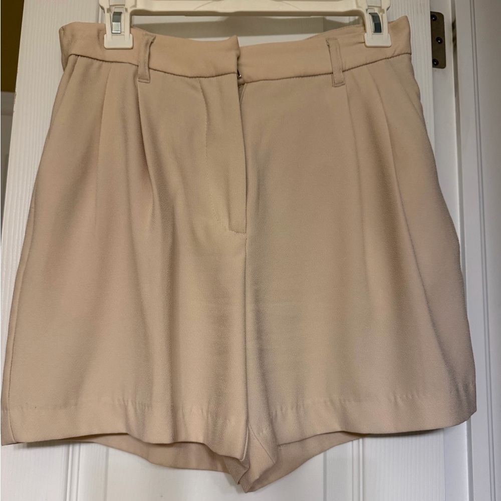 RD Style Tailored High-Waist Shorts in Light Beige